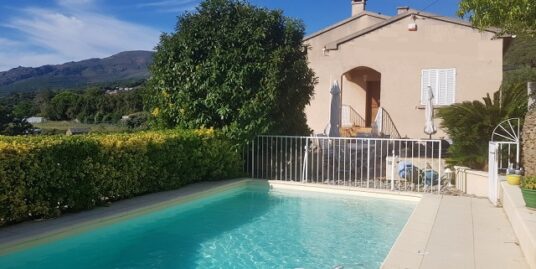 BASTIA : BELLE VILLA T7 DE 270 M2 COMPOSEE DE 2 LOGEMENTS – UN T5 EN DUPLEX ET UN T3 – AVEC VUE MER, PISCINE SUR UN TERRAIN DE 1400 M2