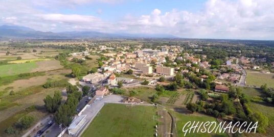 Ghisonaccia centre ville : beau terrain constructible et plat de 1 180 m²