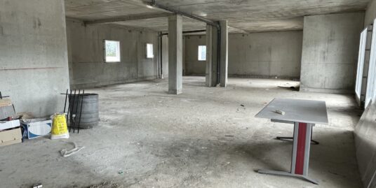 Folelli centre ville : local commercial de 160 m² avec 6 places de parking